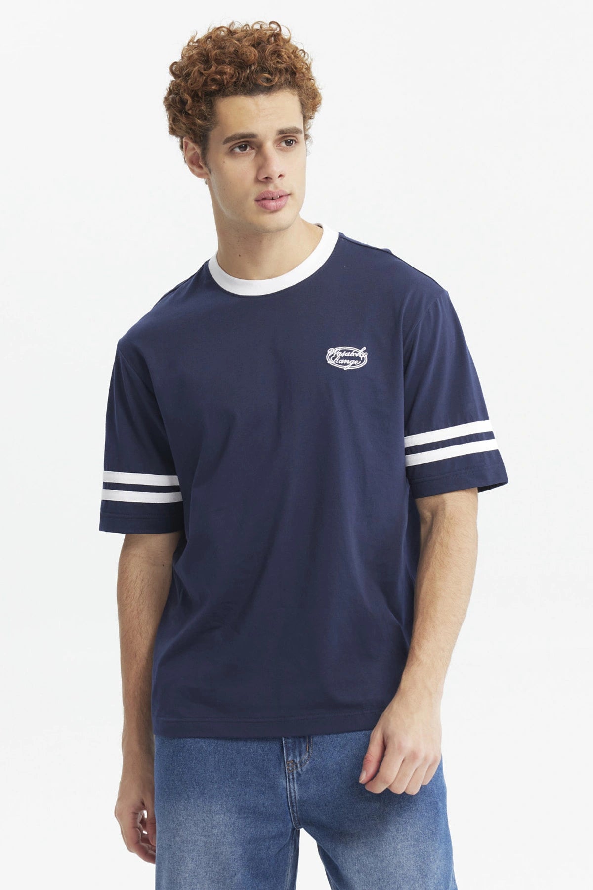 Polera oversize azul con cuello blanco logo en el pecho izquierdo dos franjas blancas en mangas estilo casual
