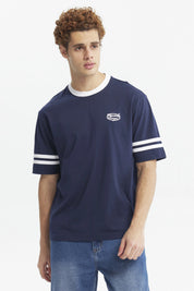 Polera oversize azul con cuello blanco logo en el pecho izquierdo dos franjas blancas en mangas estilo casual
