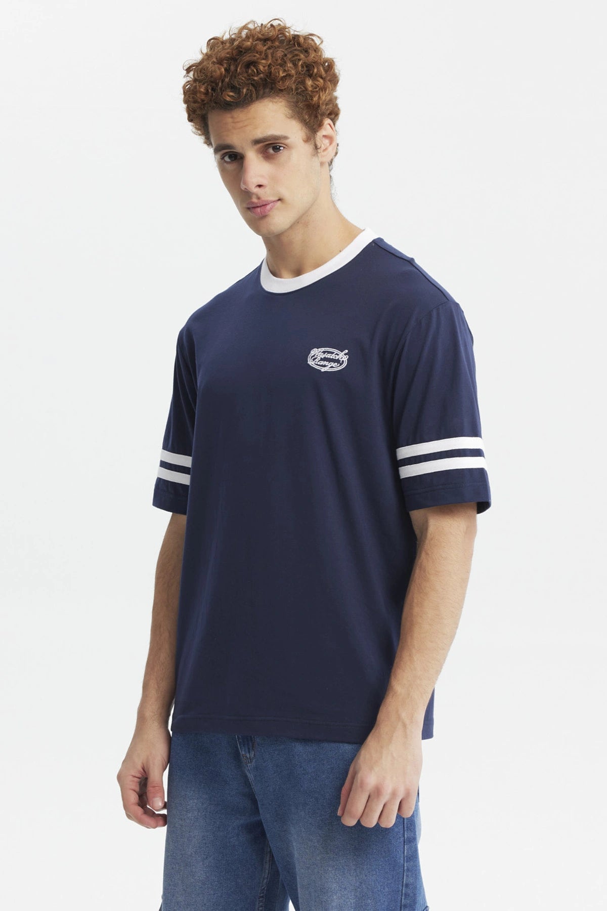 Polera oversize azul con cuello blanco logo en el pecho izquierdo dos franjas blancas en mangas estilo casual