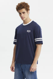 Polera oversize azul con cuello blanco logo en el pecho izquierdo dos franjas blancas en mangas estilo casual