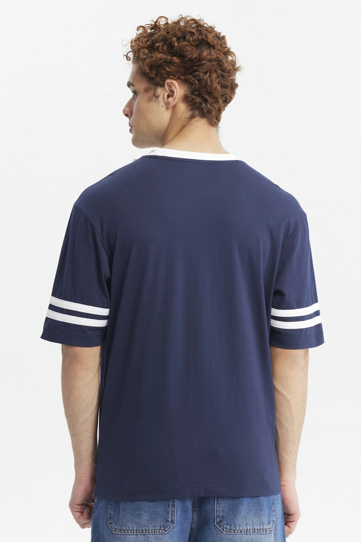 Polera oversize azul con cuello blanco logo en el pecho izquierdo dos franjas blancas en mangas estilo casual