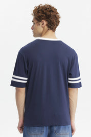 Polera oversize azul con cuello blanco logo en el pecho izquierdo dos franjas blancas en mangas estilo casual