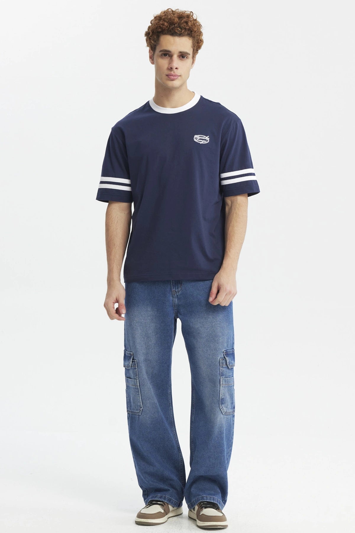Polera oversize azul con cuello blanco logo en el pecho izquierdo dos franjas blancas en mangas estilo casual