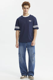 Polera oversize azul con cuello blanco logo en el pecho izquierdo dos franjas blancas en mangas estilo casual