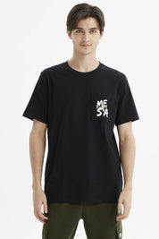 Polera negra slim fit para hombre con bolsillo al frente y estampado 'MESA' en estilo gráfico moderno