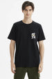 Polera negra slim fit para hombre con bolsillo al frente y estampado 'MESA' en estilo gráfico moderno