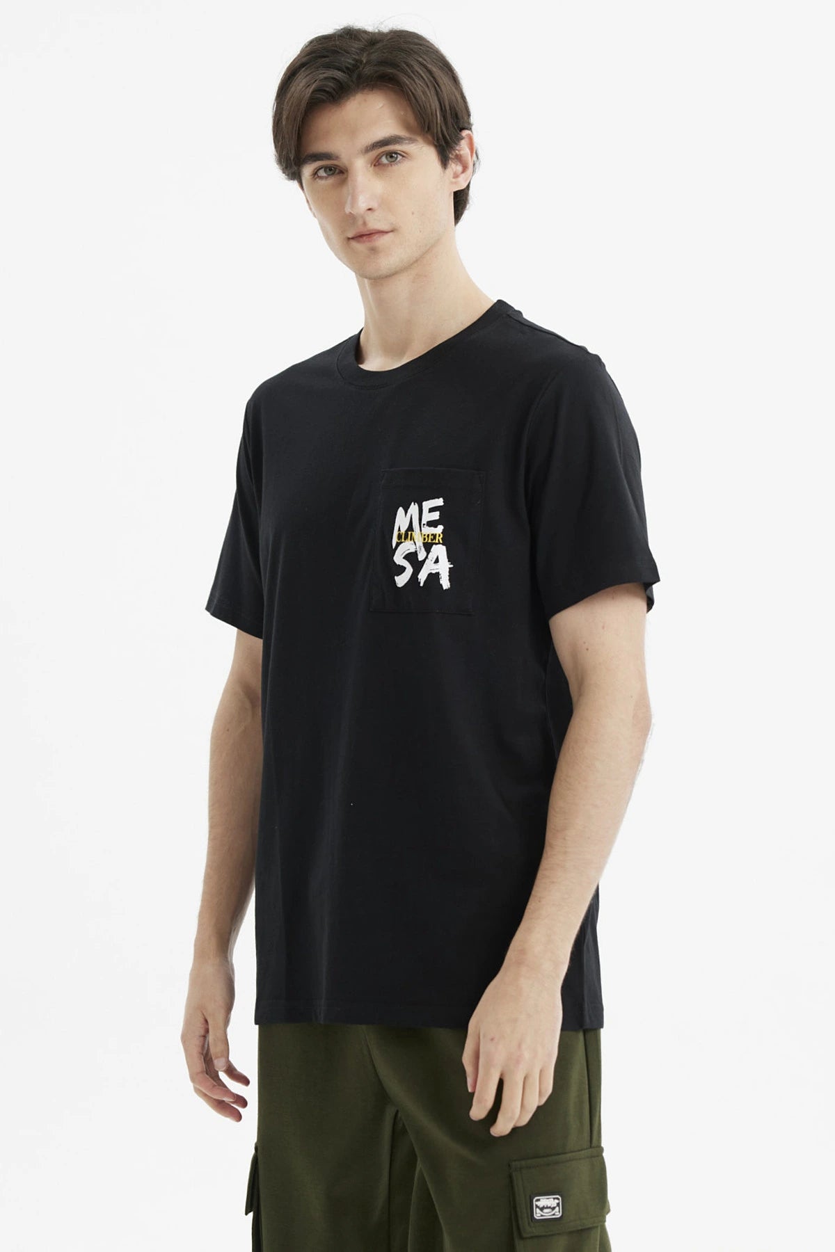Polera negra slim fit para hombre con bolsillo al frente y estampado 'MESA' en estilo gráfico moderno
