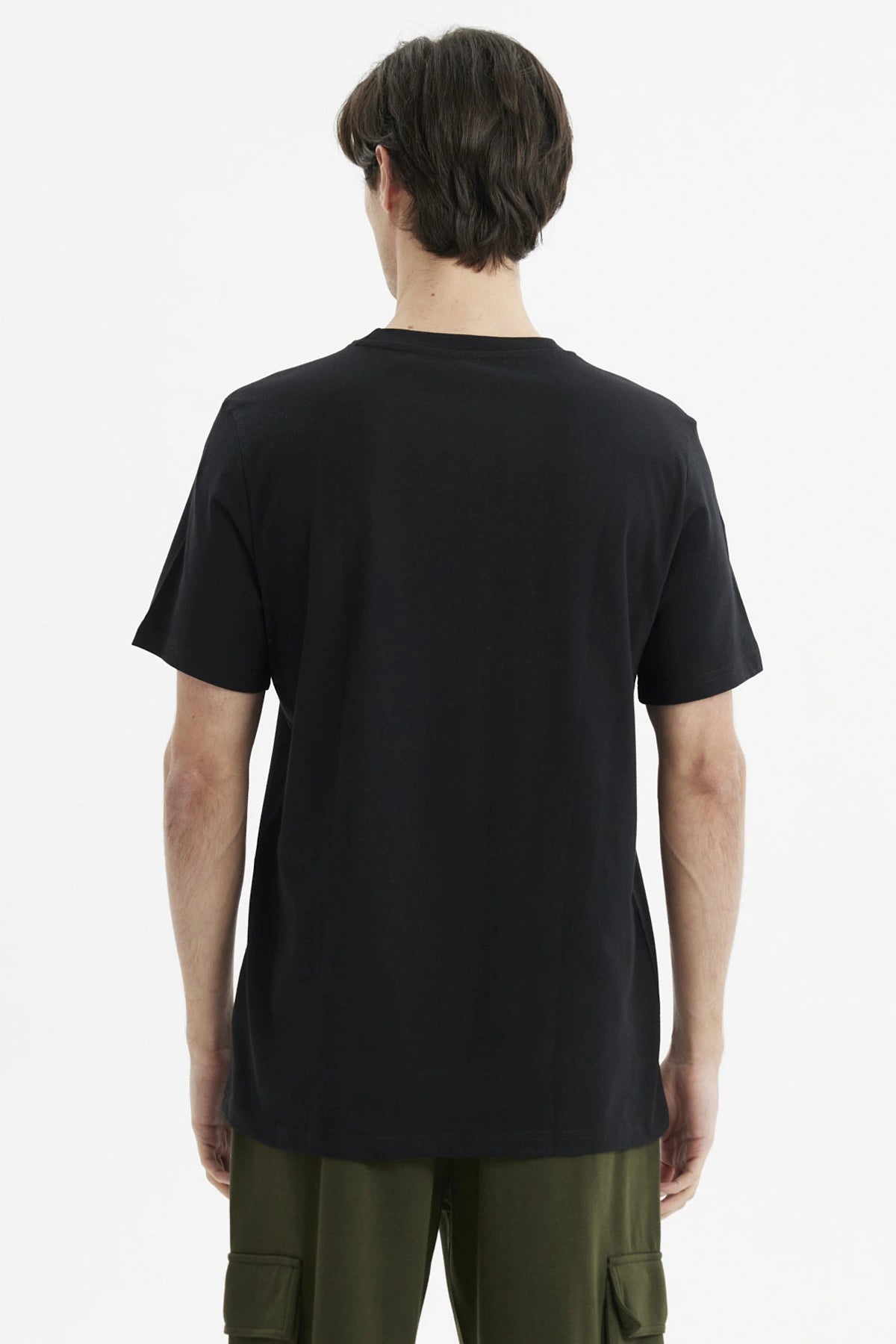Polera negra slim fit para hombre con bolsillo al frente y estampado 'MESA' en estilo gráfico moderno