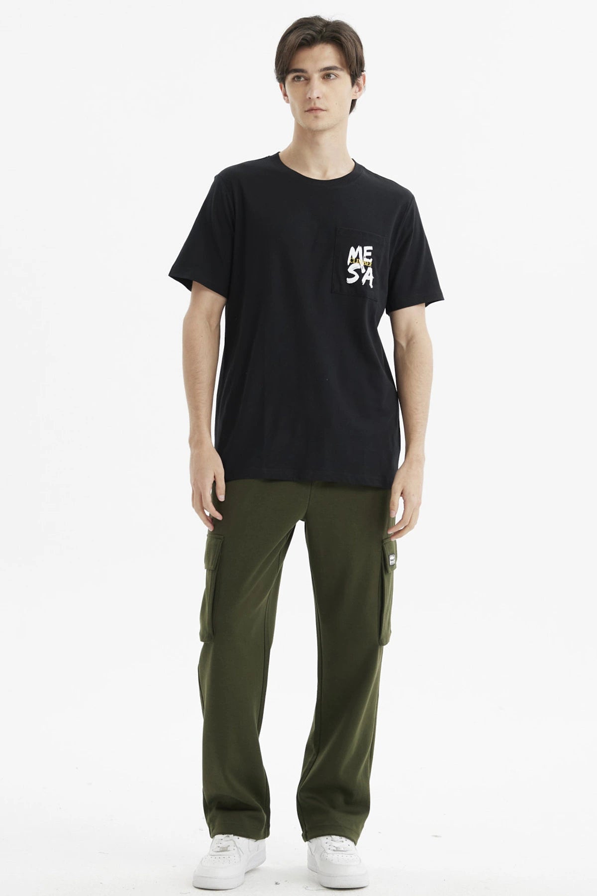 Polera negra slim fit para hombre con bolsillo al frente y estampado 'MESA' en estilo gráfico moderno