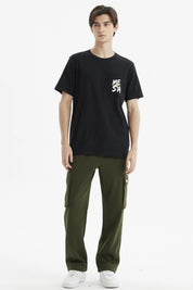 Polera negra slim fit para hombre con bolsillo al frente y estampado 'MESA' en estilo gráfico moderno