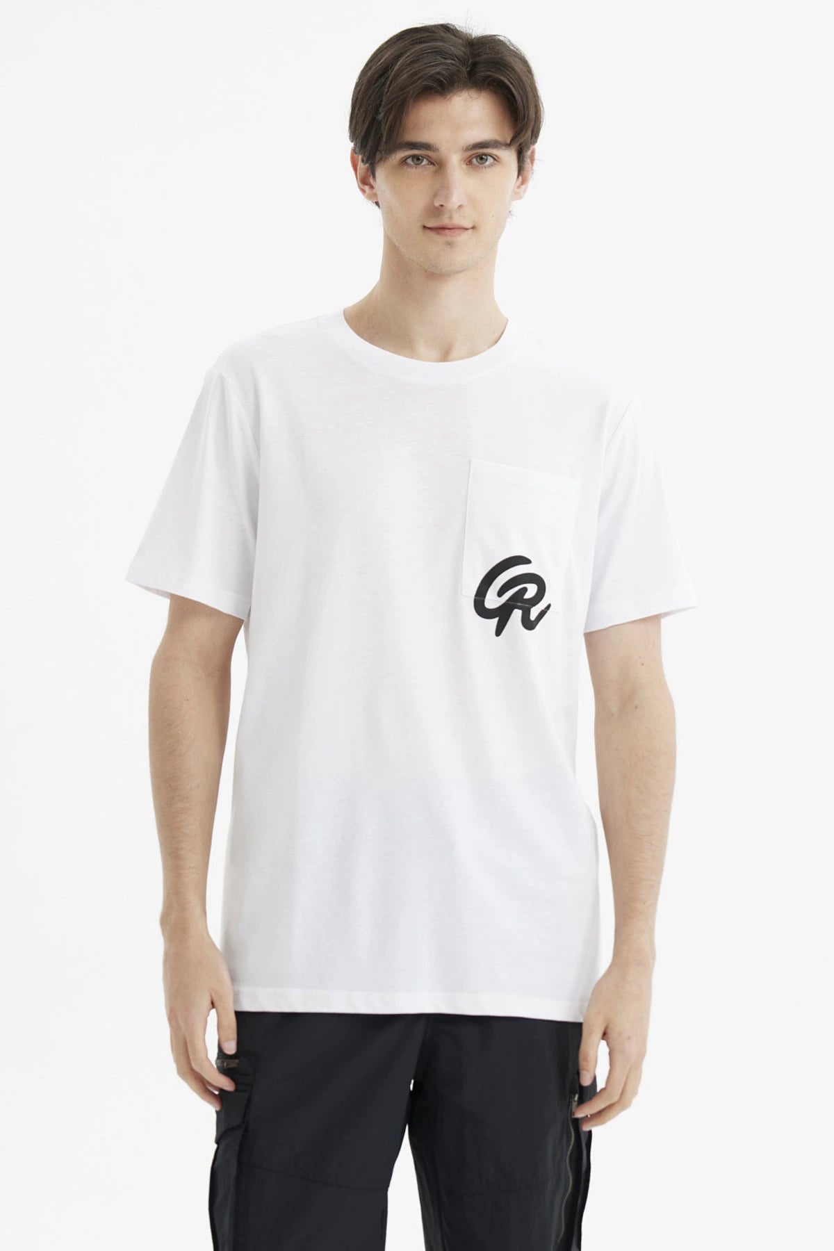 Polera slim blanca para hombre con bolsillo y logo negro en el pecho diseño minimalista y moderno