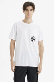 Polera slim blanca para hombre con bolsillo y logo negro en el pecho diseño minimalista y moderno