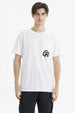 Polera slim blanca para hombre con bolsillo y logo negro en el pecho diseño minimalista y moderno