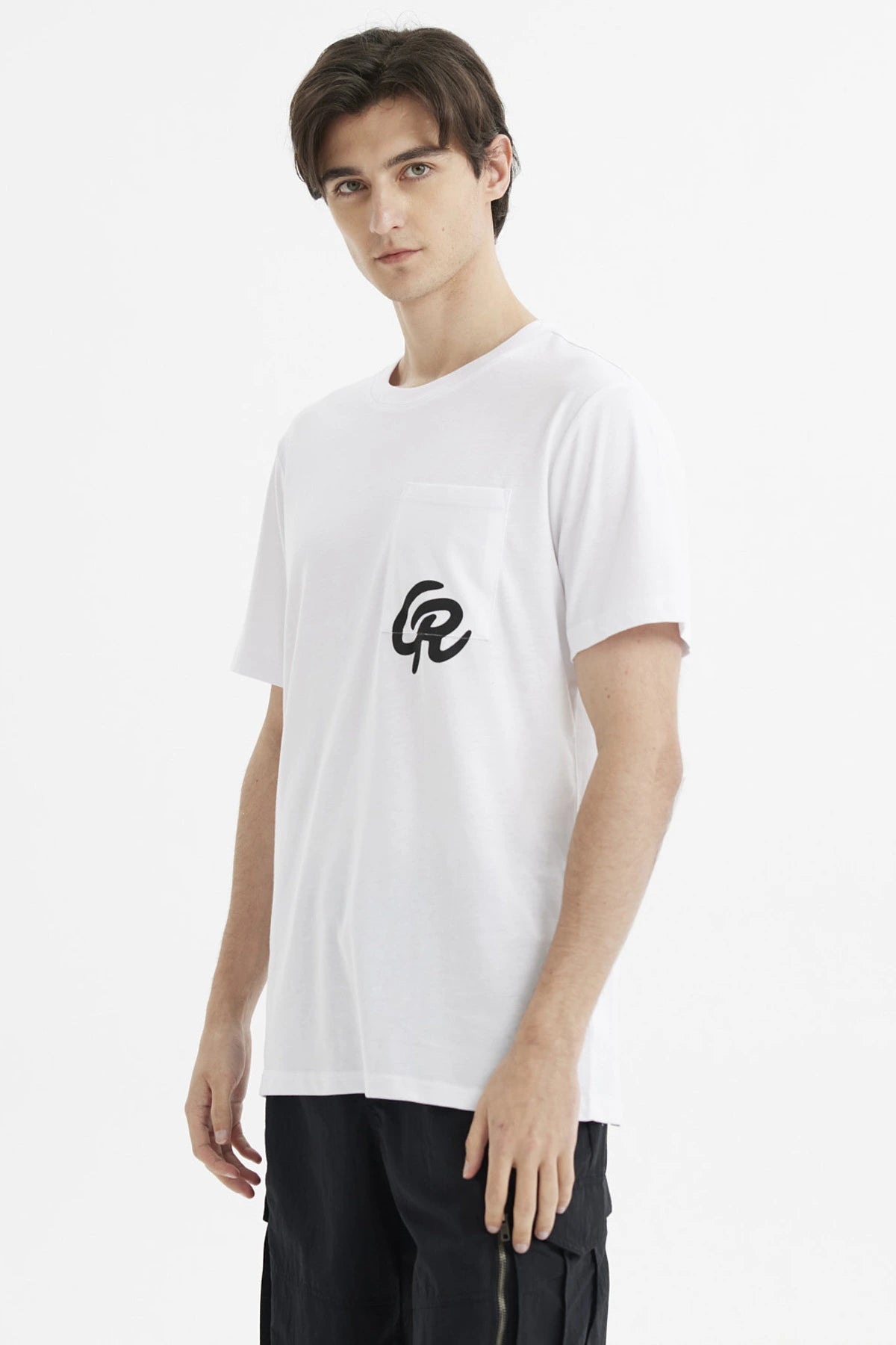 Polera slim blanca para hombre con bolsillo y logo negro en el pecho diseño minimalista y moderno