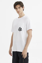 Polera slim blanca para hombre con bolsillo y logo negro en el pecho diseño minimalista y moderno