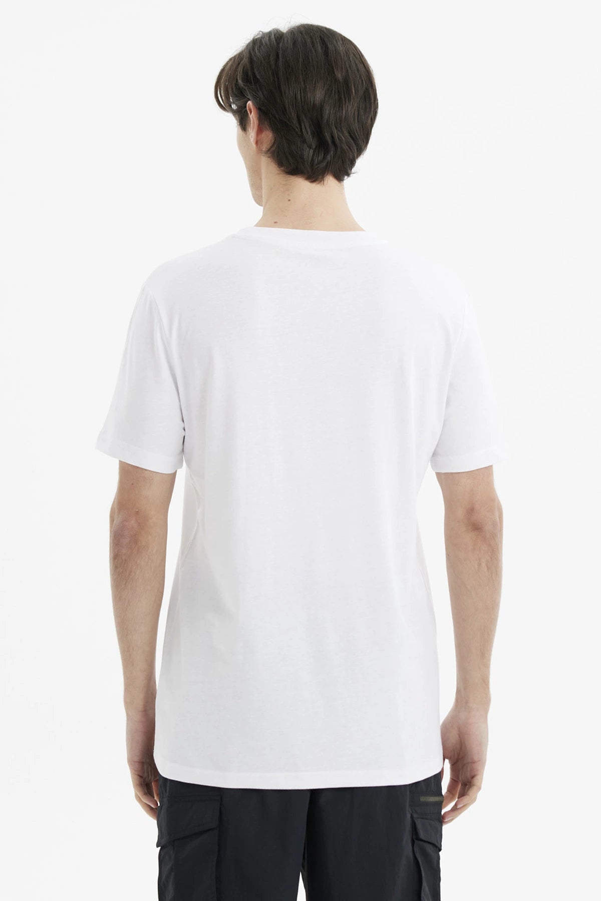 Polera slim blanca para hombre con bolsillo y logo negro en el pecho diseño minimalista y moderno