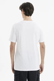 Polera slim blanca para hombre con bolsillo y logo negro en el pecho diseño minimalista y moderno