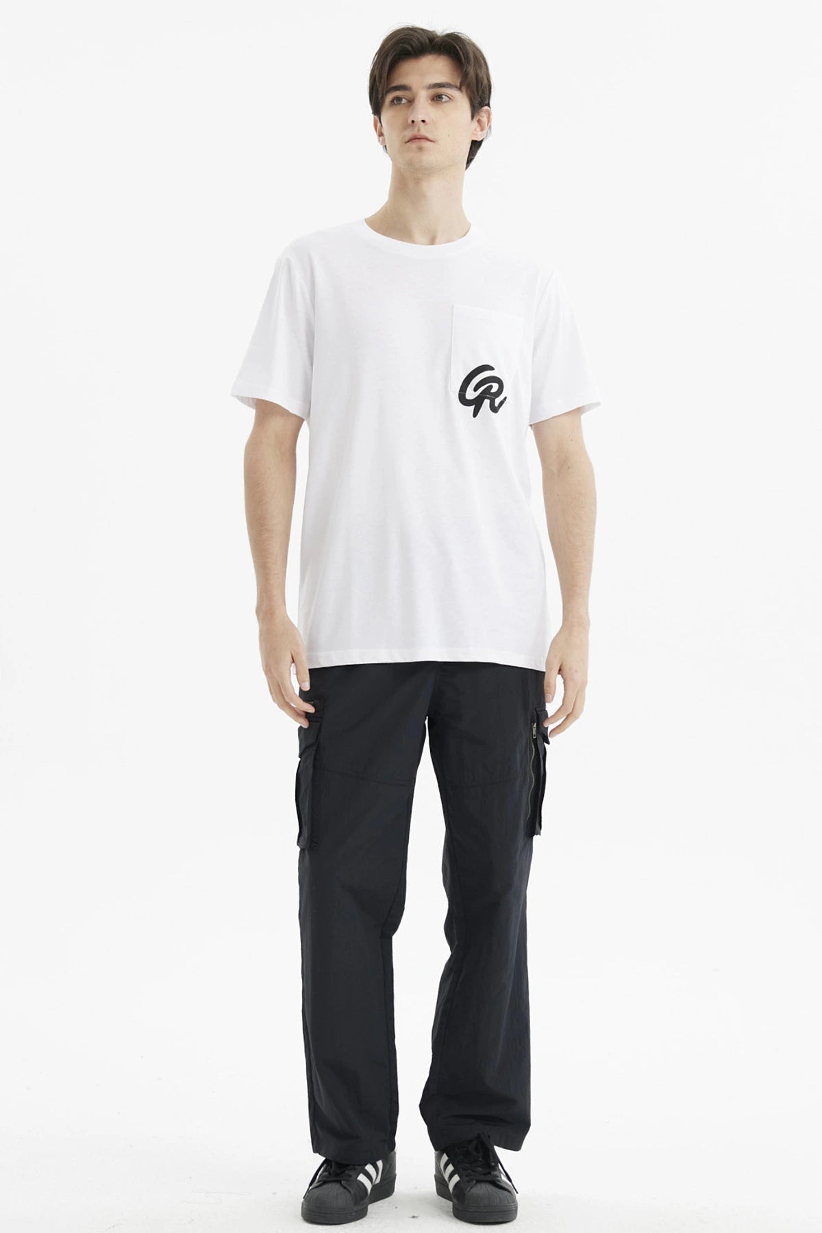 Polera slim blanca para hombre con bolsillo y logo negro en el pecho diseño minimalista y moderno