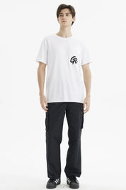 Polera slim blanca para hombre con bolsillo y logo negro en el pecho diseño minimalista y moderno