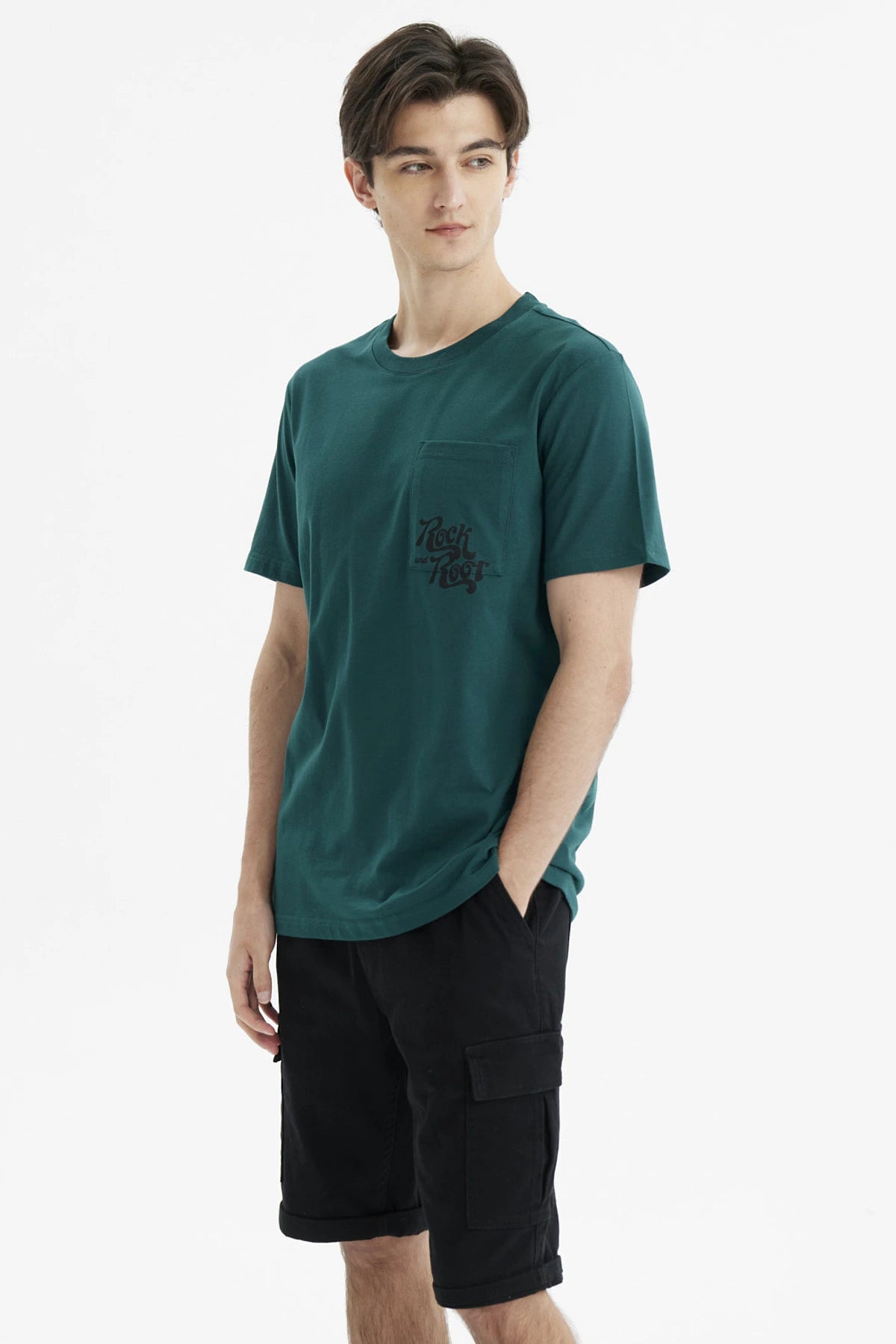 Polera slim verde oscuro con bolsillo en el pecho y texto Rock and Road en estilo gráfico pequeño y discreto