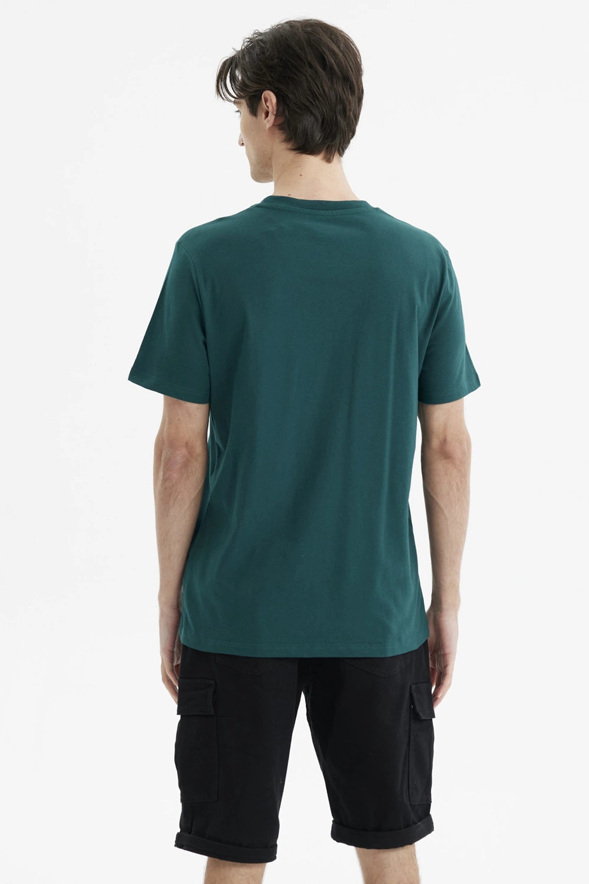Polera slim verde oscuro con bolsillo en el pecho y texto Rock and Road en estilo gráfico pequeño y discreto