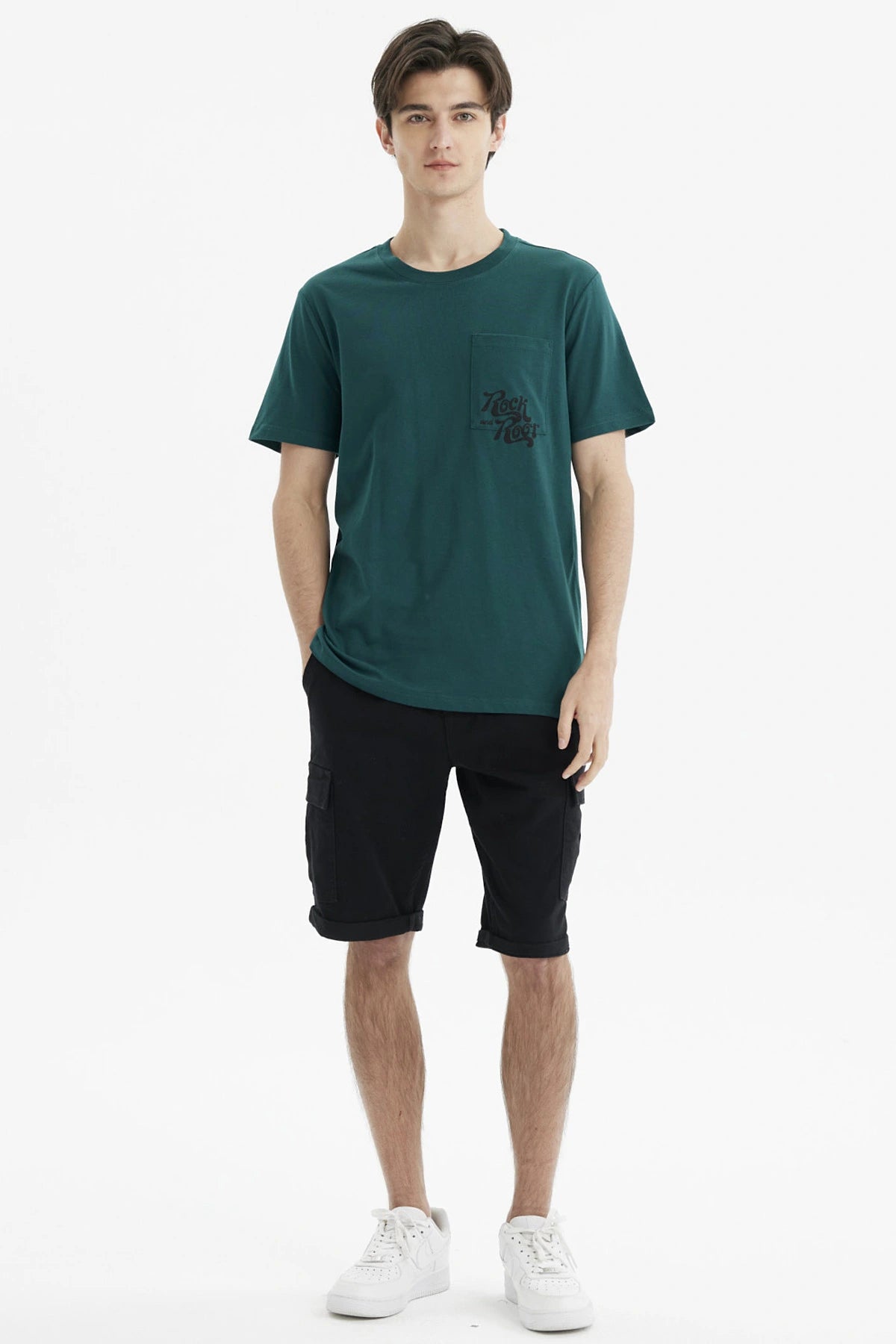 Polera slim verde oscuro con bolsillo en el pecho y texto Rock and Road en estilo gráfico pequeño y discreto