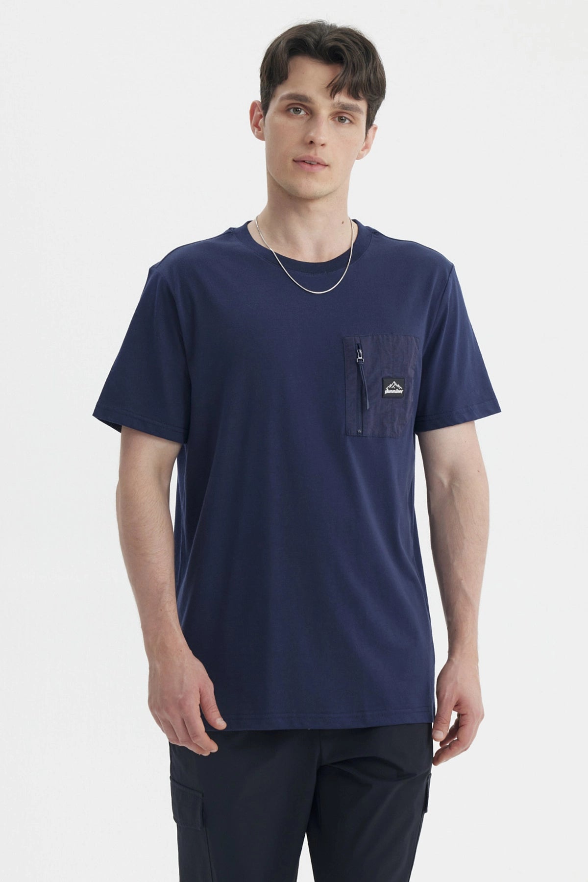Polera hombre slim azul con bolsillo delantero con cierre y detalle de logo en etiqueta pequeña