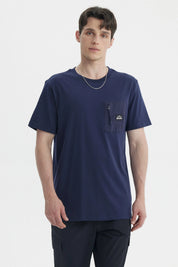 Polera hombre slim azul con bolsillo delantero con cierre y detalle de logo en etiqueta pequeña
