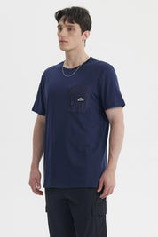 Polera hombre slim azul con bolsillo delantero con cierre y detalle de logo en etiqueta pequeña