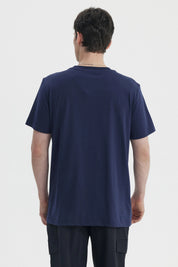 Polera hombre slim azul con bolsillo delantero con cierre y detalle de logo en etiqueta pequeña