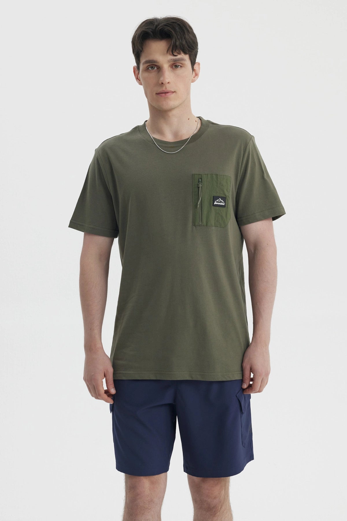 Polera slim verde militar con bolsillo frontal con cierre y logo en estilo casual ideal para un look relajado