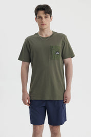 Polera slim verde militar con bolsillo frontal con cierre y logo en estilo casual ideal para un look relajado