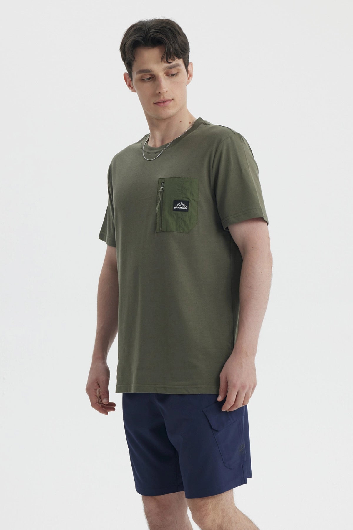 Polera slim verde militar con bolsillo frontal con cierre y logo en estilo casual ideal para un look relajado