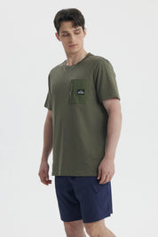 Polera slim verde militar con bolsillo frontal con cierre y logo en estilo casual ideal para un look relajado
