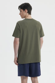 Polera slim verde militar con bolsillo frontal con cierre y logo en estilo casual ideal para un look relajado