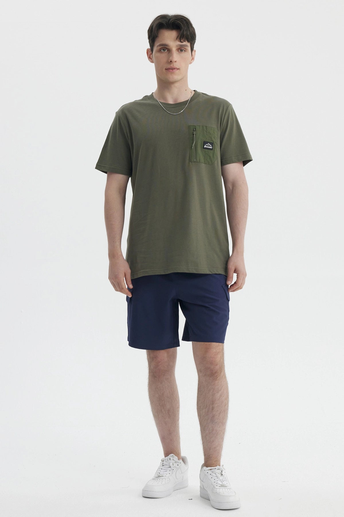 Polera slim verde militar con bolsillo frontal con cierre y logo en estilo casual ideal para un look relajado