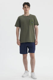 Polera slim verde militar con bolsillo frontal con cierre y logo en estilo casual ideal para un look relajado