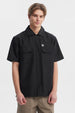 Camisa negra de hombre con doble bolsillo al frente y detalle de logo pequeño en el pecho