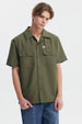 Camisa verde militar para hombre con doble bolsillo al frente y detalle de logo en el pecho diseño casual y relajado