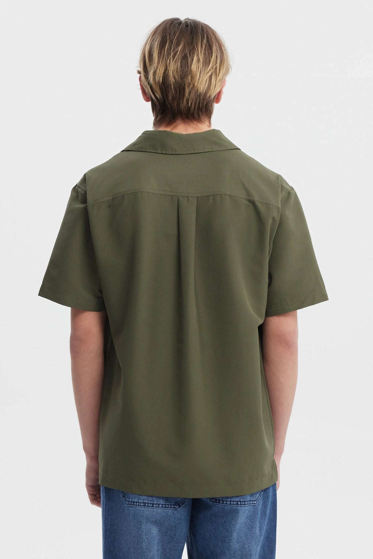 Camisa verde militar para hombre con doble bolsillo al frente y detalle de logo en el pecho diseño casual y relajado