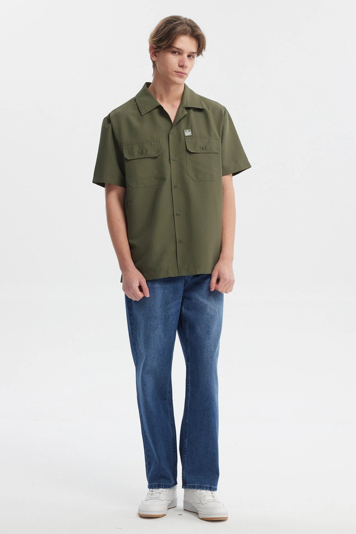 Camisa verde militar para hombre con doble bolsillo al frente y detalle de logo en el pecho diseño casual y relajado