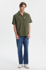 Camisa verde militar para hombre con doble bolsillo al frente y detalle de logo en el pecho diseño casual y relajado