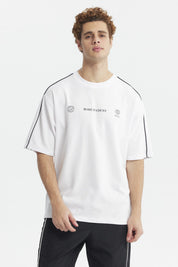 Polera oversize blanca con líneas negras en los hombros y texto Make It Count en el pecho diseño minimalista