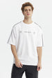 Polera oversize blanca con líneas negras en los hombros y texto Make It Count en el pecho diseño minimalista
