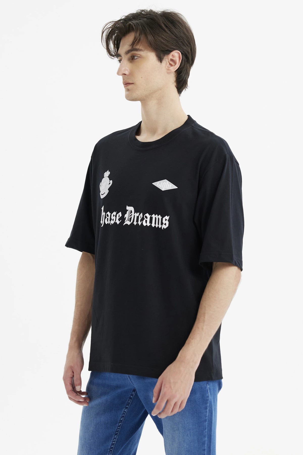 Polera hombre negra con estampado Chase Dreams al frente estilo urbano y moderno