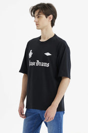 Polera hombre negra con estampado Chase Dreams al frente estilo urbano y moderno