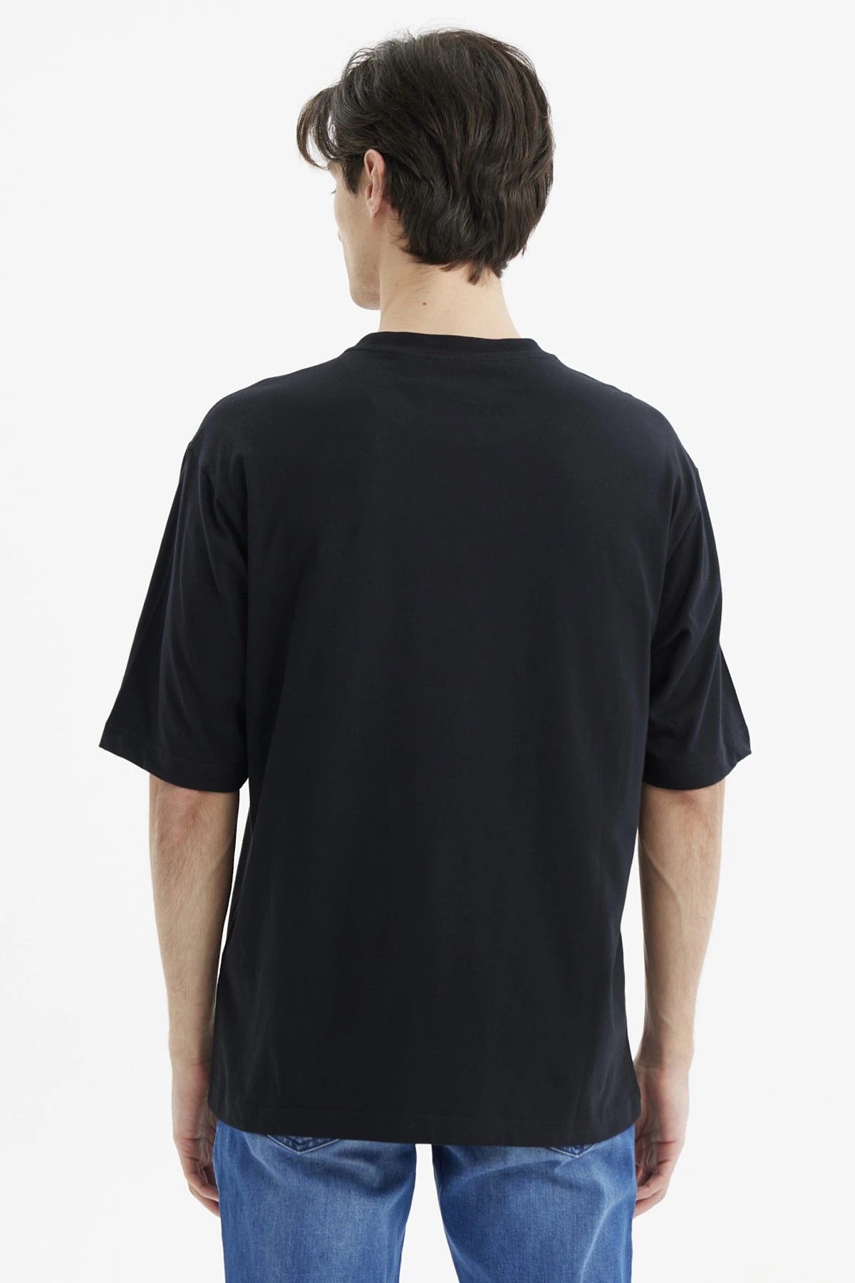 Polera hombre negra con estampado Chase Dreams al frente estilo urbano y moderno