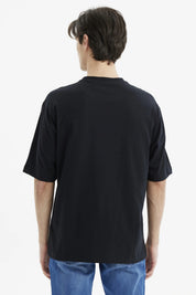Polera hombre negra con estampado Chase Dreams al frente estilo urbano y moderno