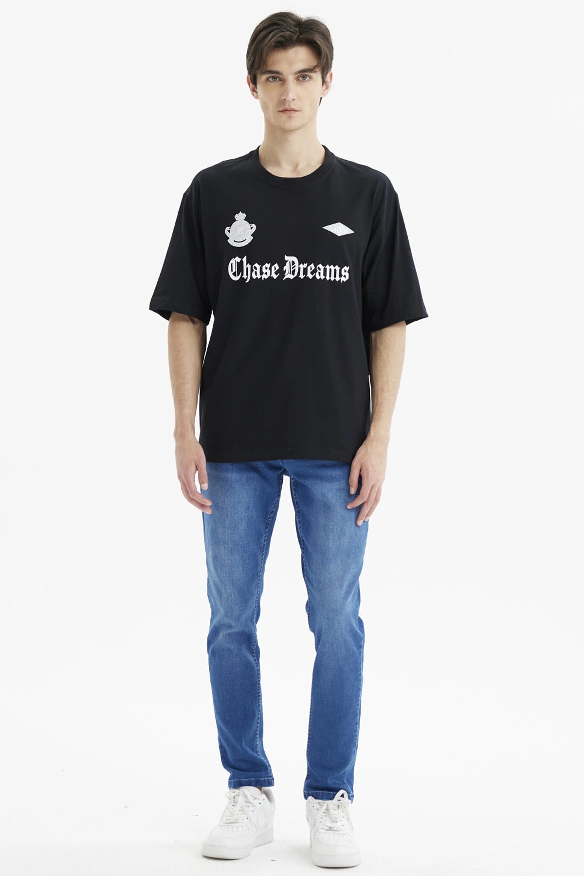 Polera hombre negra con estampado Chase Dreams al frente estilo urbano y moderno