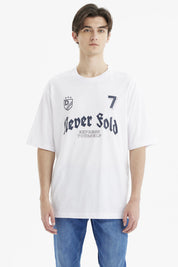 Polera hombre blanca slim con estampado gráfico al frente que dice Never Sold Express Yourself en estilo gótico negro